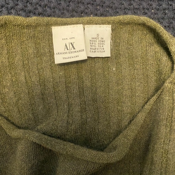Dark green sweater. Fitted with lettuce hem on sleeves and bottom. - Picture 2 of 2